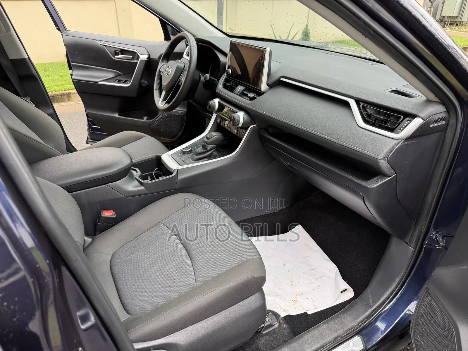 Toyota RAV4 XLE 2025 Blue