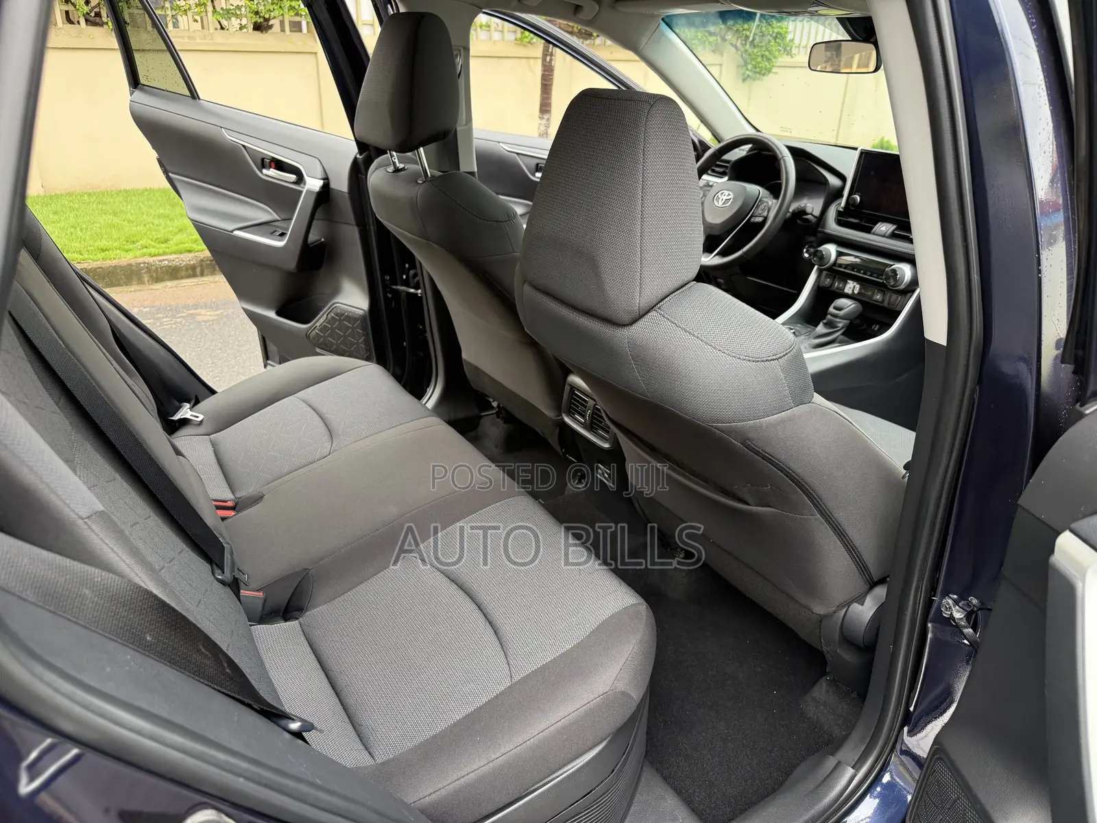Toyota RAV4 XLE 2025 Blue