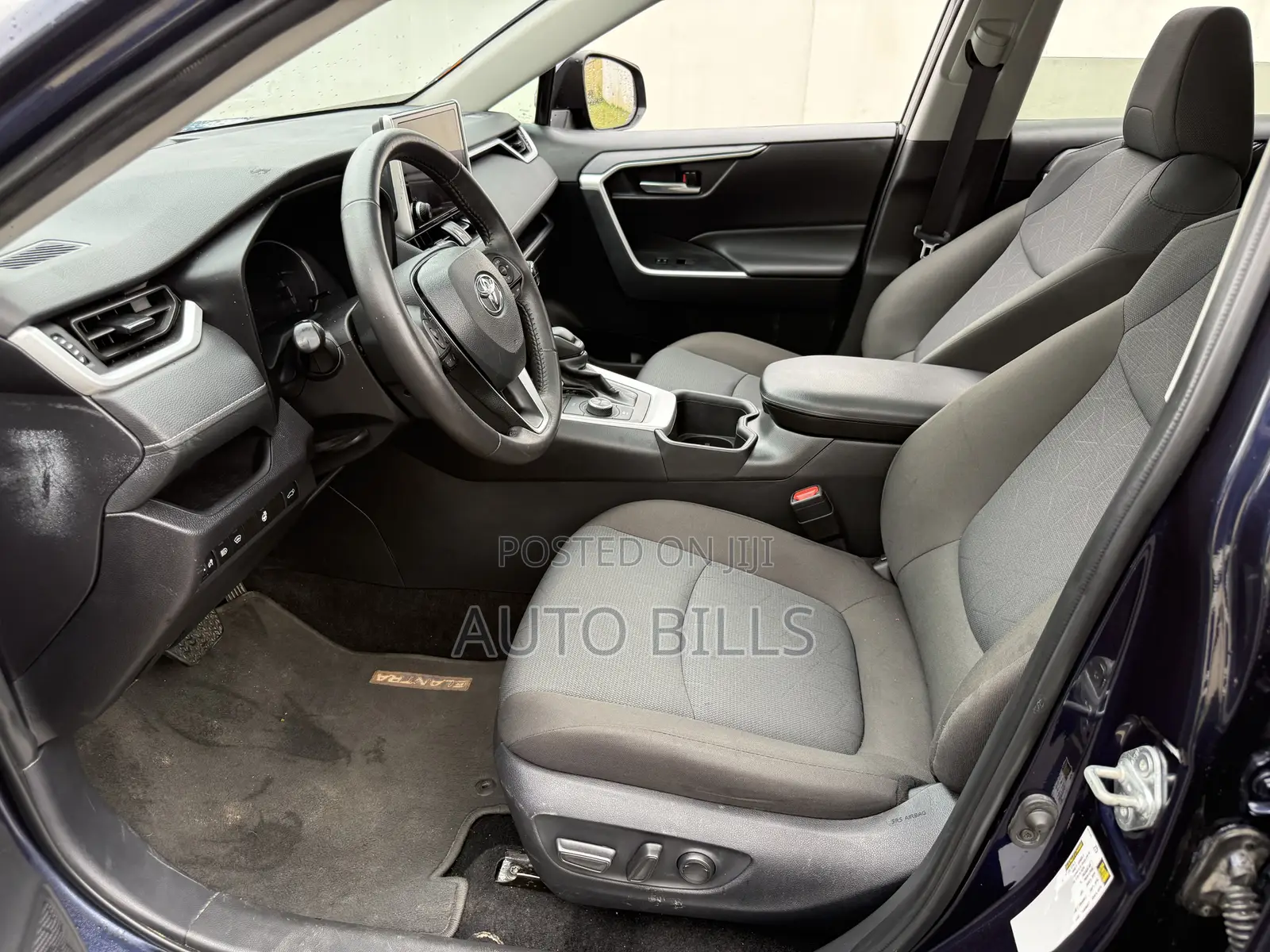 Toyota RAV4 XLE 2025 Blue