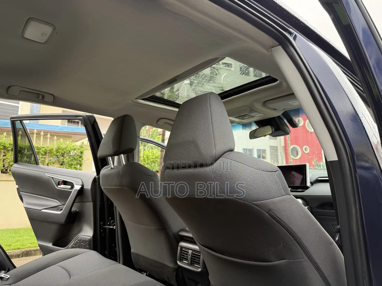 Toyota RAV4 XLE 2025 Blue