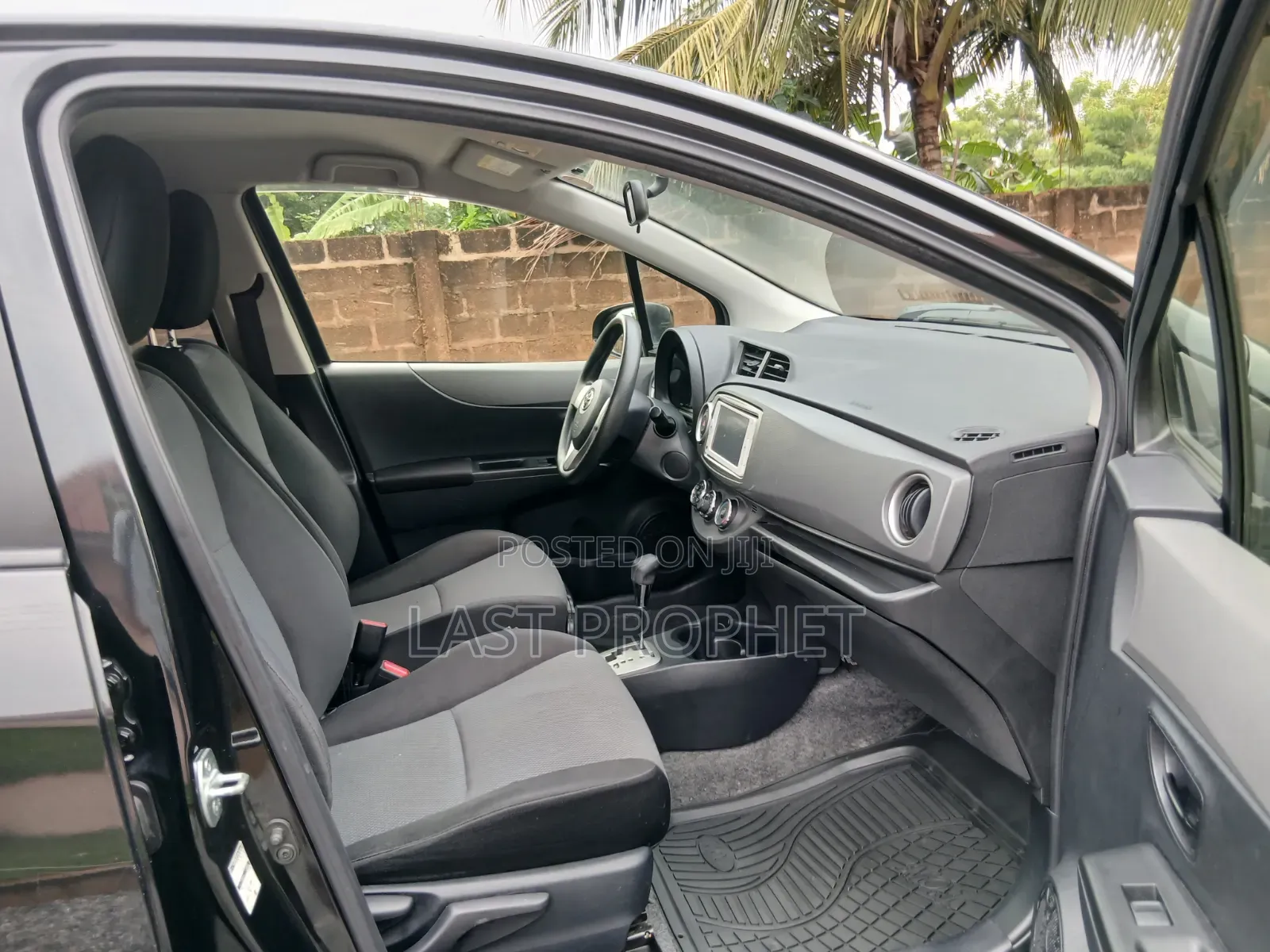 Toyota Vitz 1.0 FWD 5dr 2014 Black