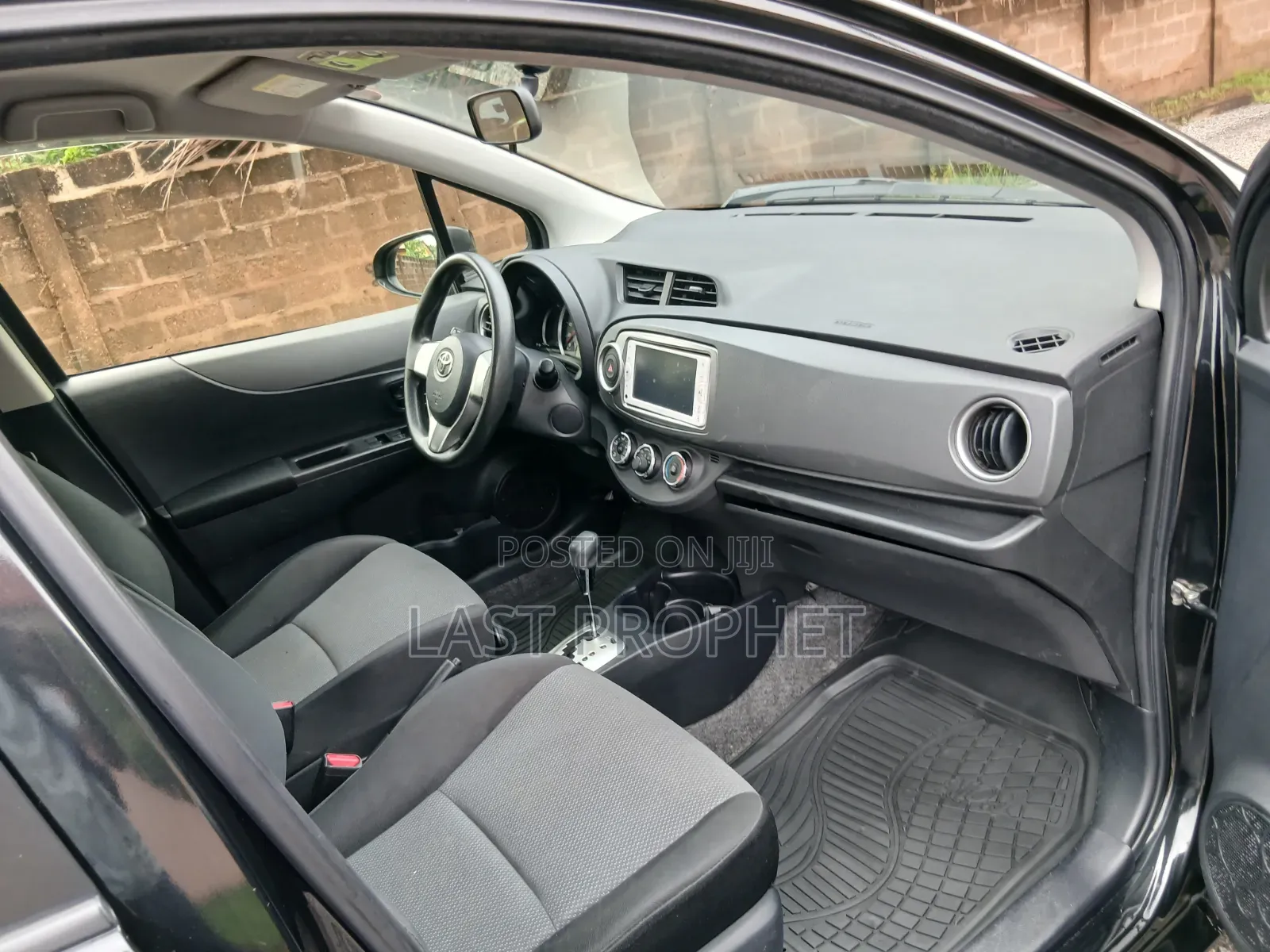 Toyota Vitz 1.0 FWD 5dr 2014 Black