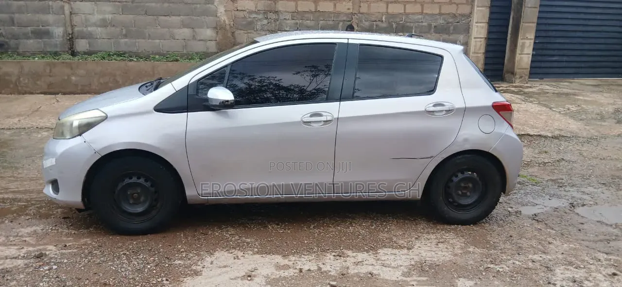 Toyota Vitz 2013 Silver