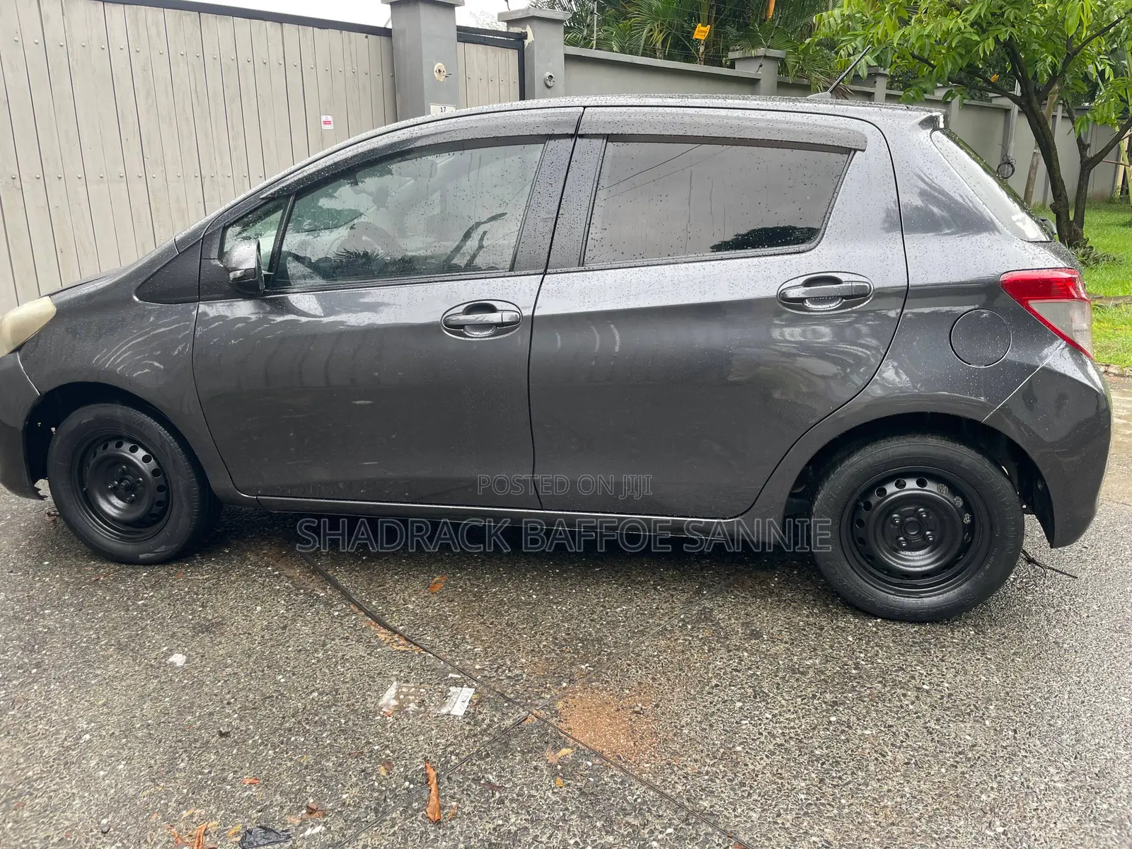 Toyota Vitz 1.3 AWD 3dr 2012 Gray