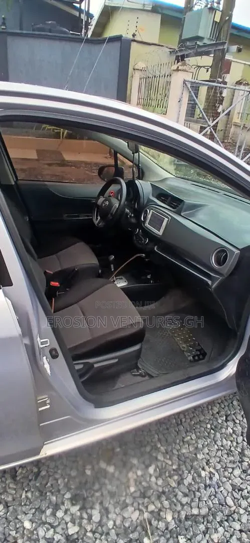 Toyota Vitz 2013 Silver