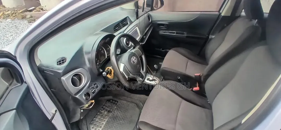Toyota Vitz 2013 Silver