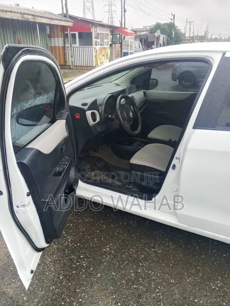 Toyota Vitz 1.3 AWD 5dr 2010 White