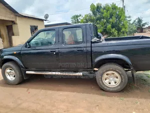 Nissan Hardbody 2000 Black
