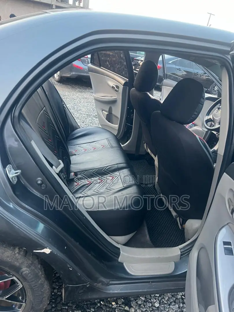 Toyota Corolla LE 4dr Sedan (1.8L 4cyl 4A) 2013 Gray