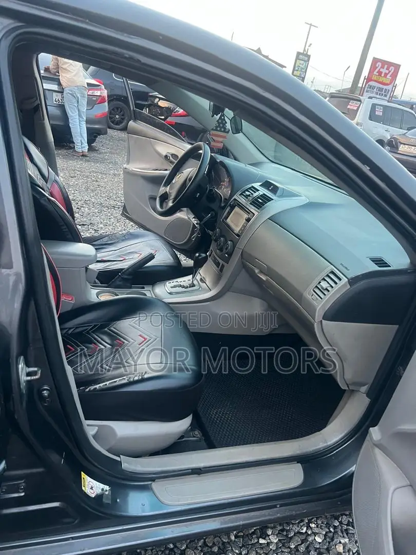 Toyota Corolla LE 4dr Sedan (1.8L 4cyl 4A) 2013 Gray