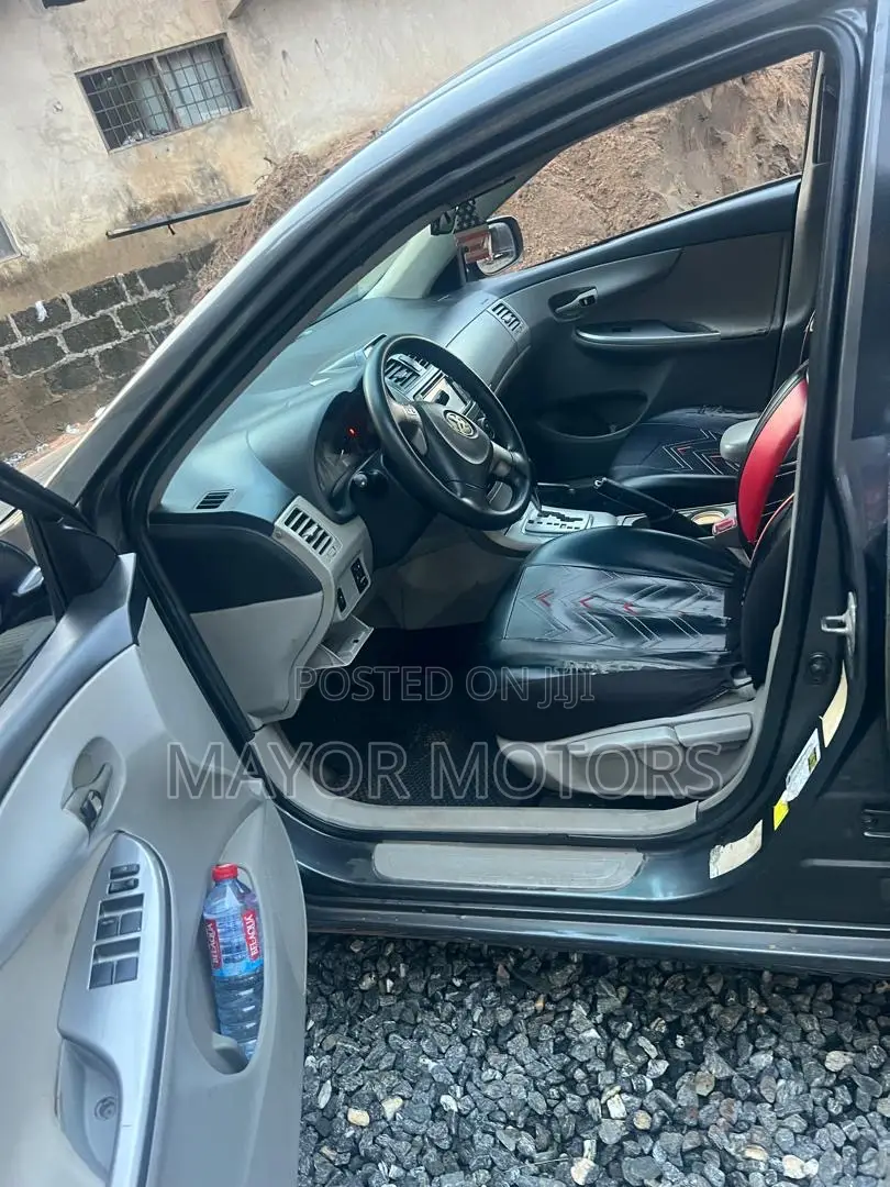 Toyota Corolla LE 4dr Sedan (1.8L 4cyl 4A) 2013 Gray