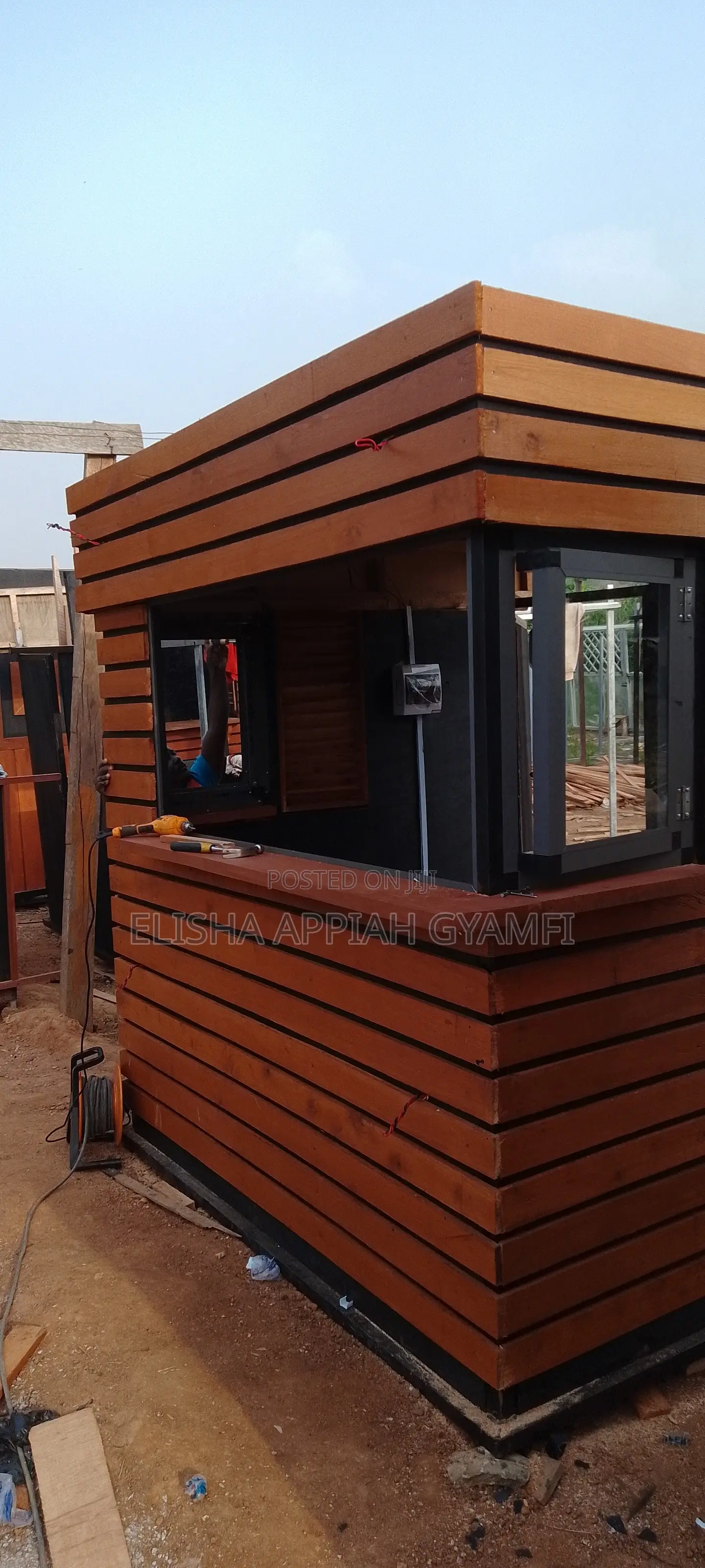 Modern 7×6ft Portable Wooden Shop -Movable Unit