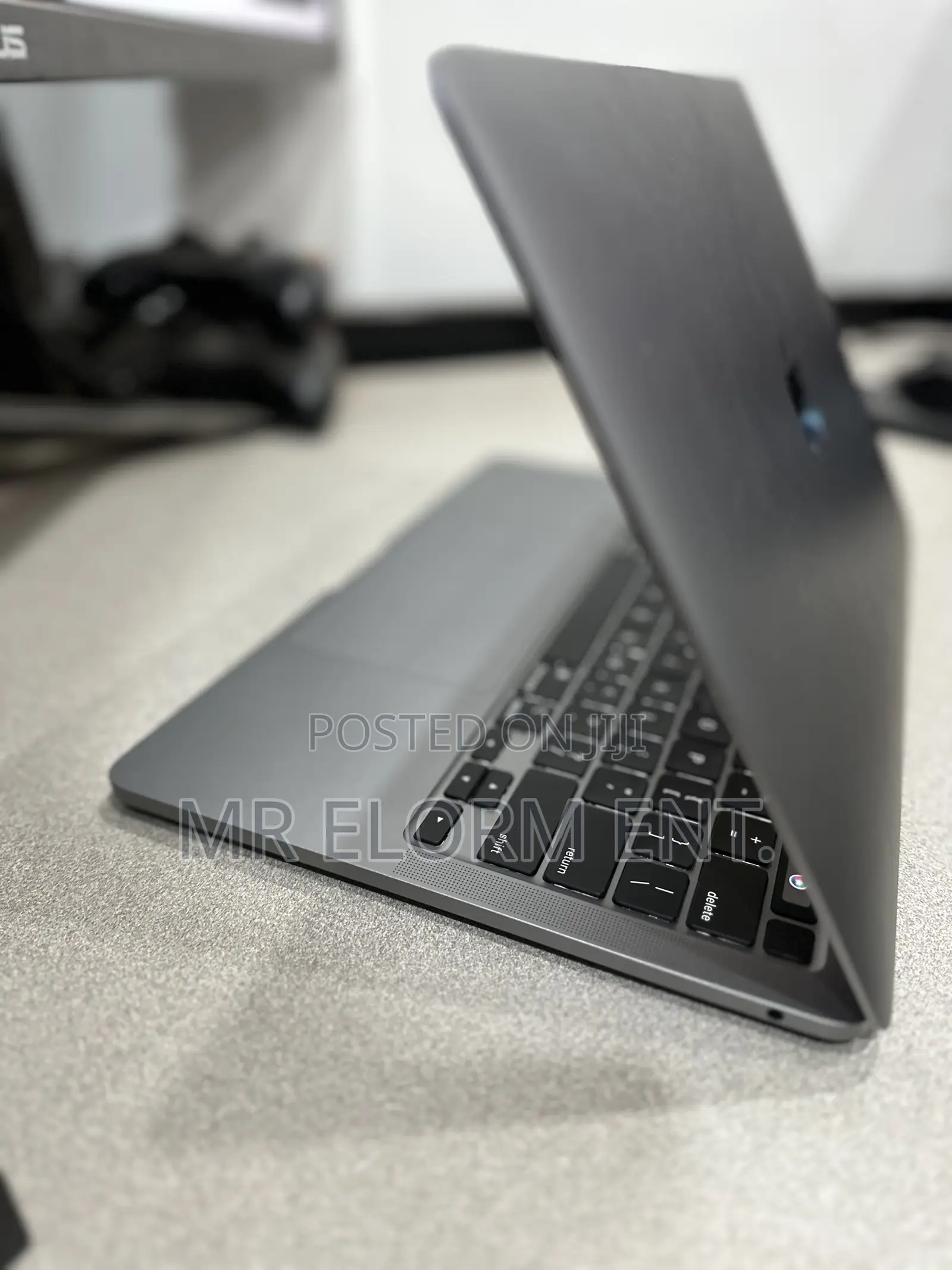 Laptop Apple MacBook Pro 2022 M2 8GB Apple M2 SSD 256GB