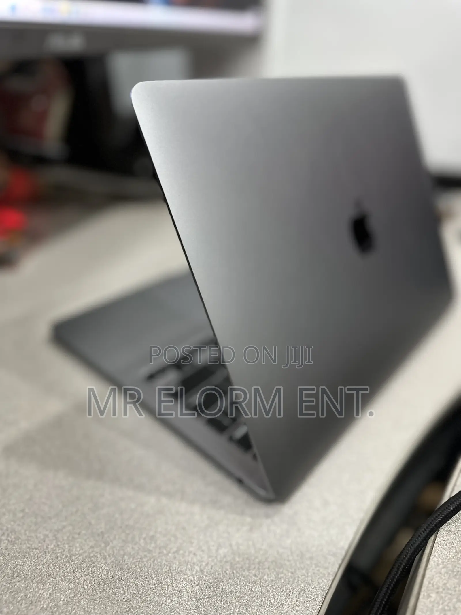 Laptop Apple MacBook Pro 2022 M2 8GB Apple M2 SSD 256GB