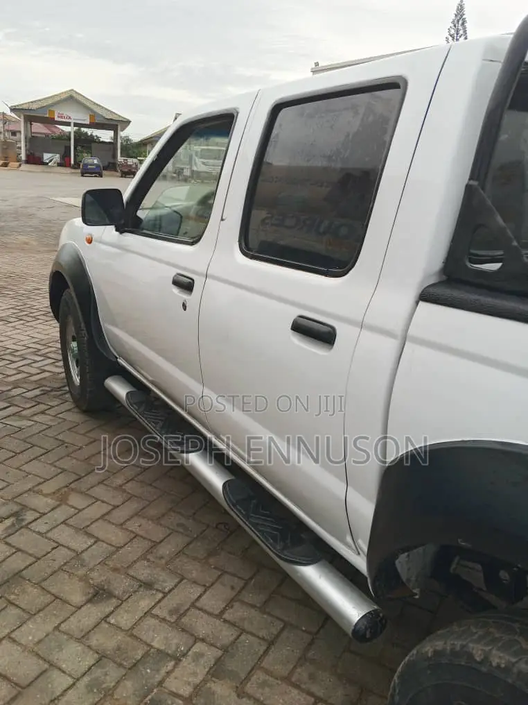 Nissan Pick-Up 2010 White