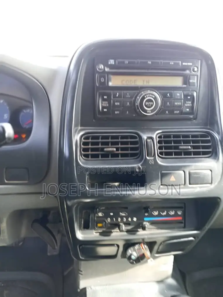 Nissan Pick-Up 2010 White