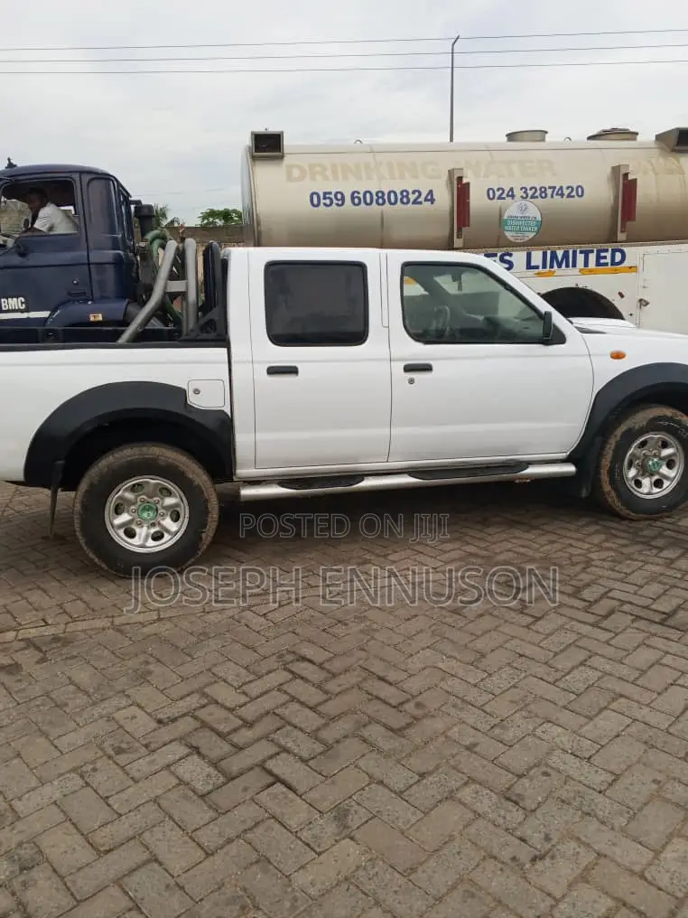 Nissan Pick-Up 2010 White