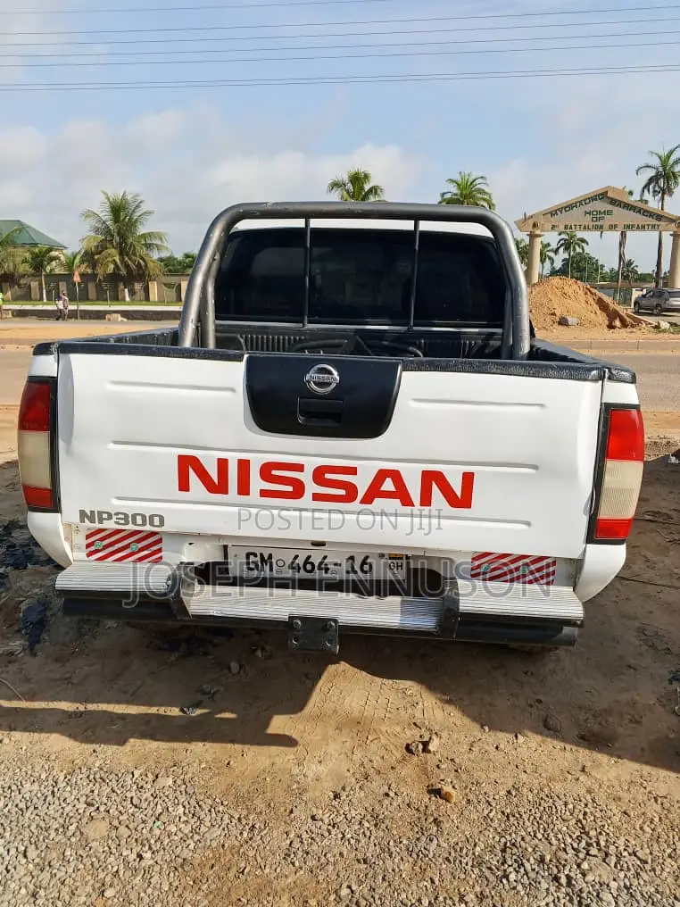 Nissan Pick-Up 2010 White