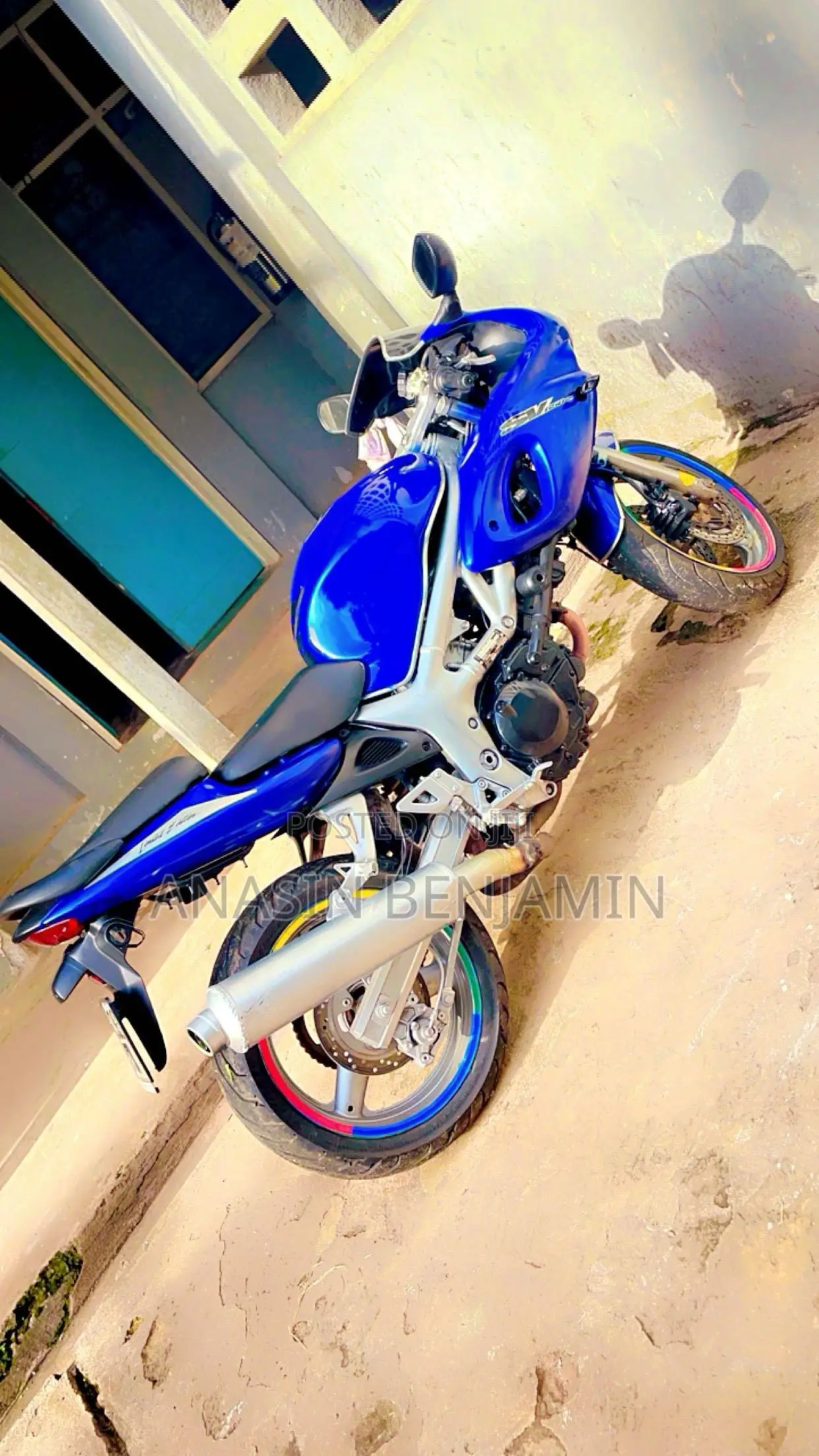 Suzuki 2000 Blue
