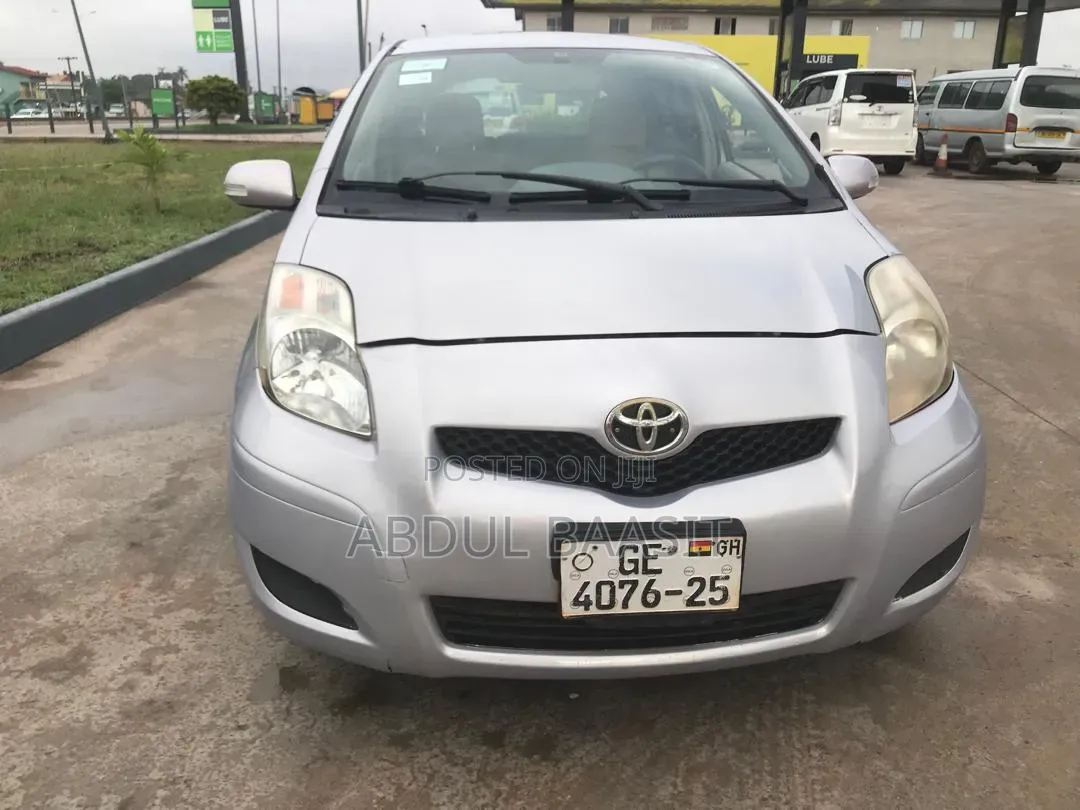 Toyota Vitz 1.3 FWD 5dr 2010 Silver