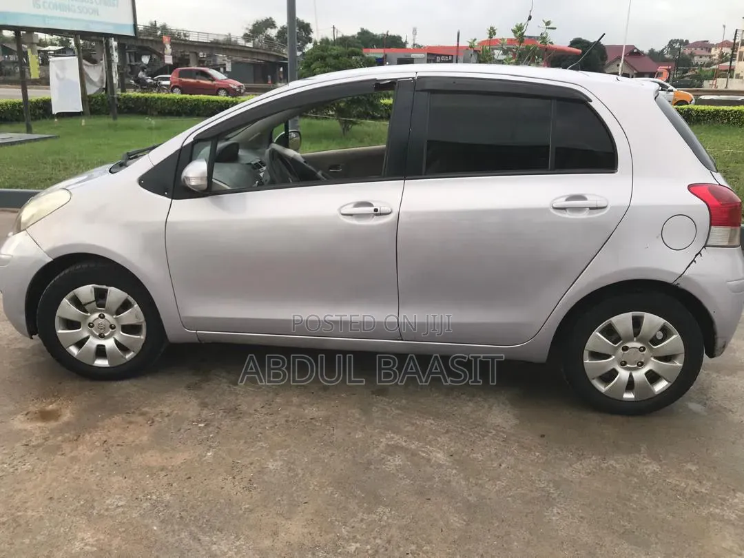 Toyota Vitz 1.3 FWD 5dr 2010 Silver