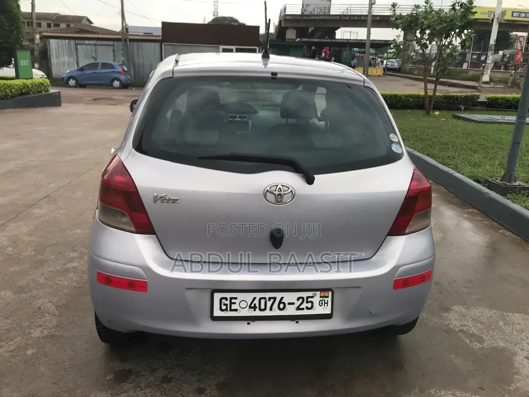Toyota Vitz 1.3 FWD 5dr 2010 Silver