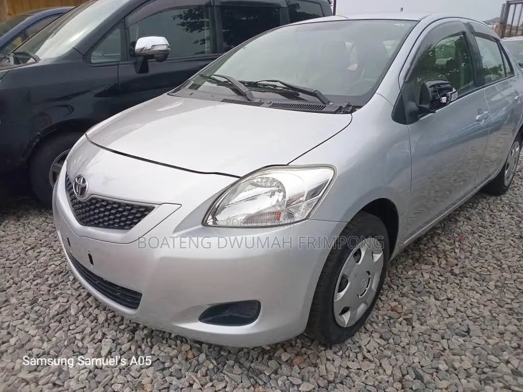 Toyota Belta 2011 Silver