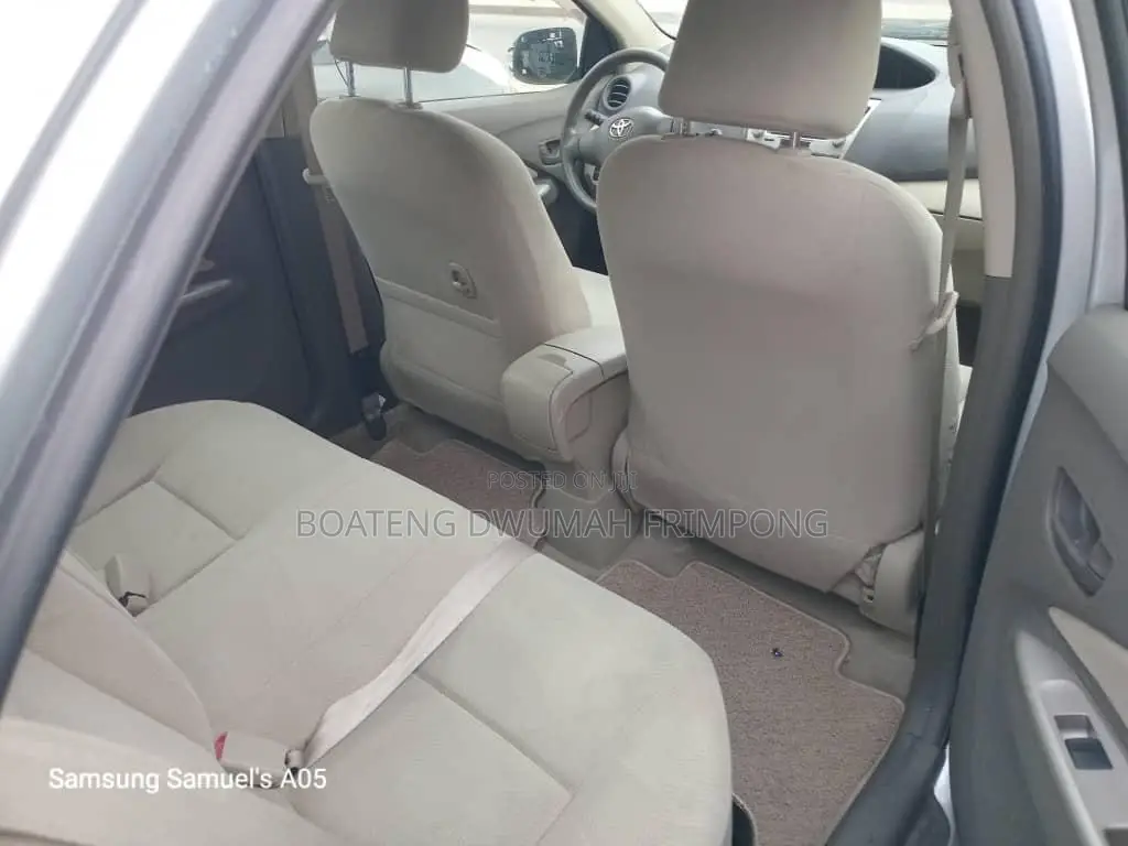 Toyota Belta 2011 Silver