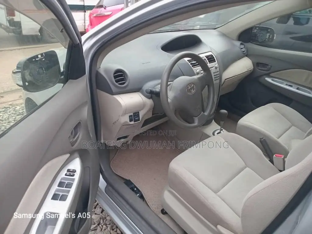 Toyota Belta 2011 Silver