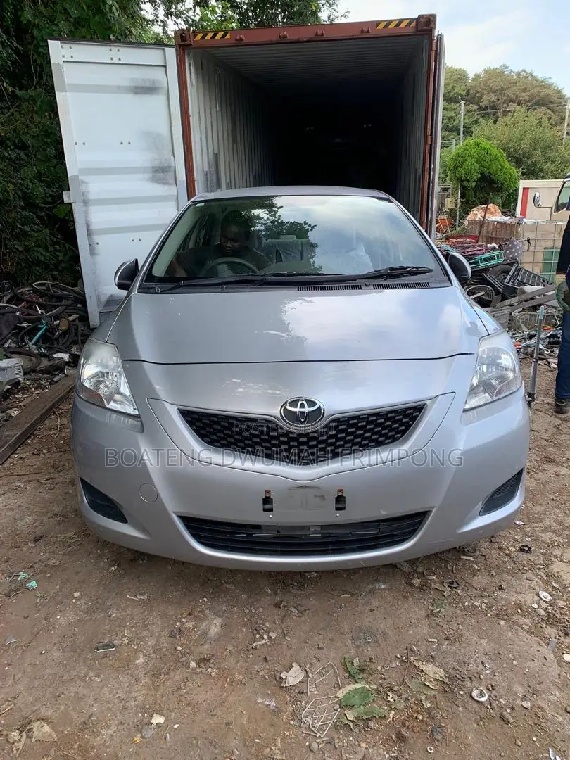 Toyota Belta 2011 Silver