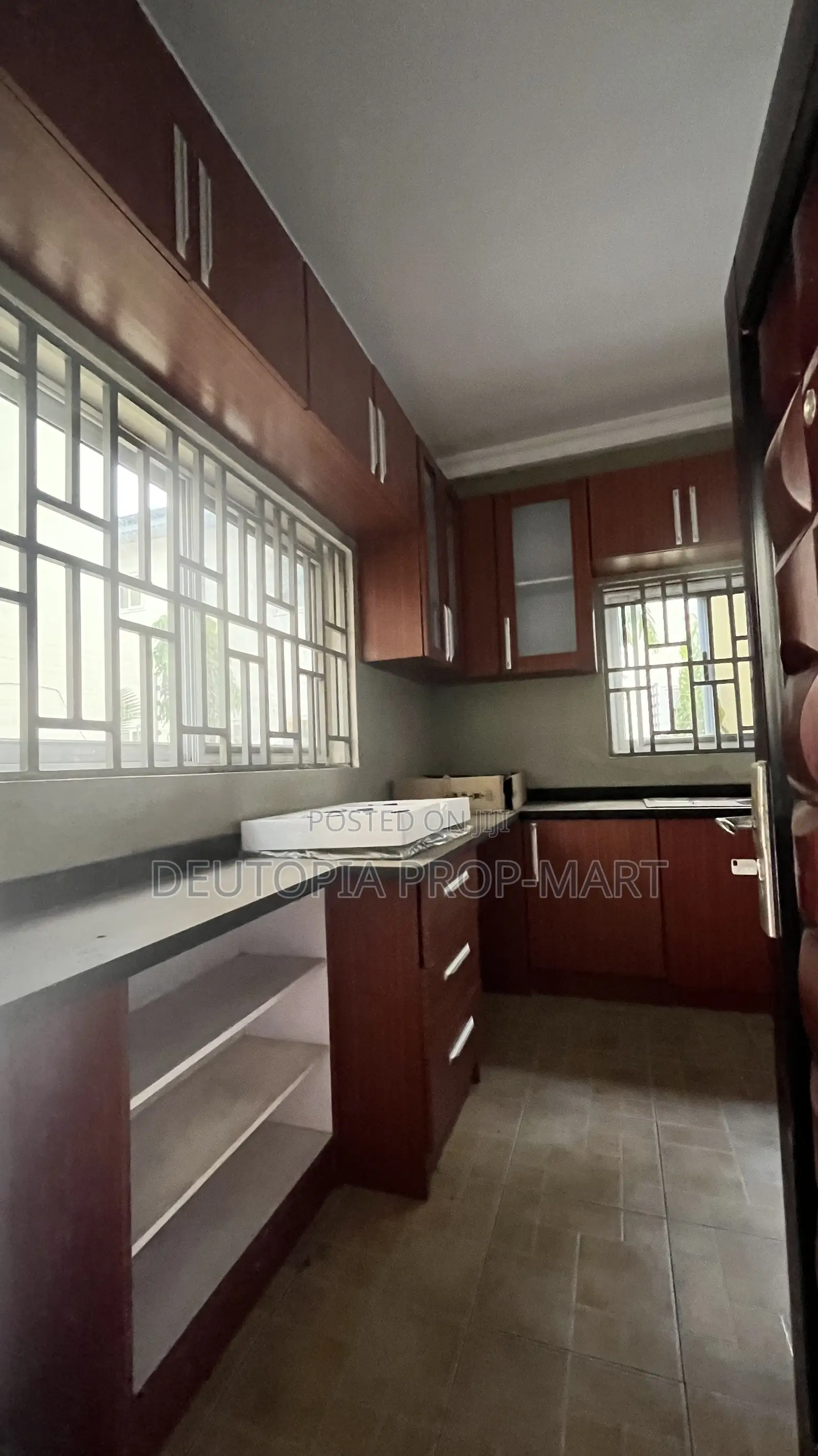 4bdrm Duplex in Paradise Court, Tema Metropolitan for rent