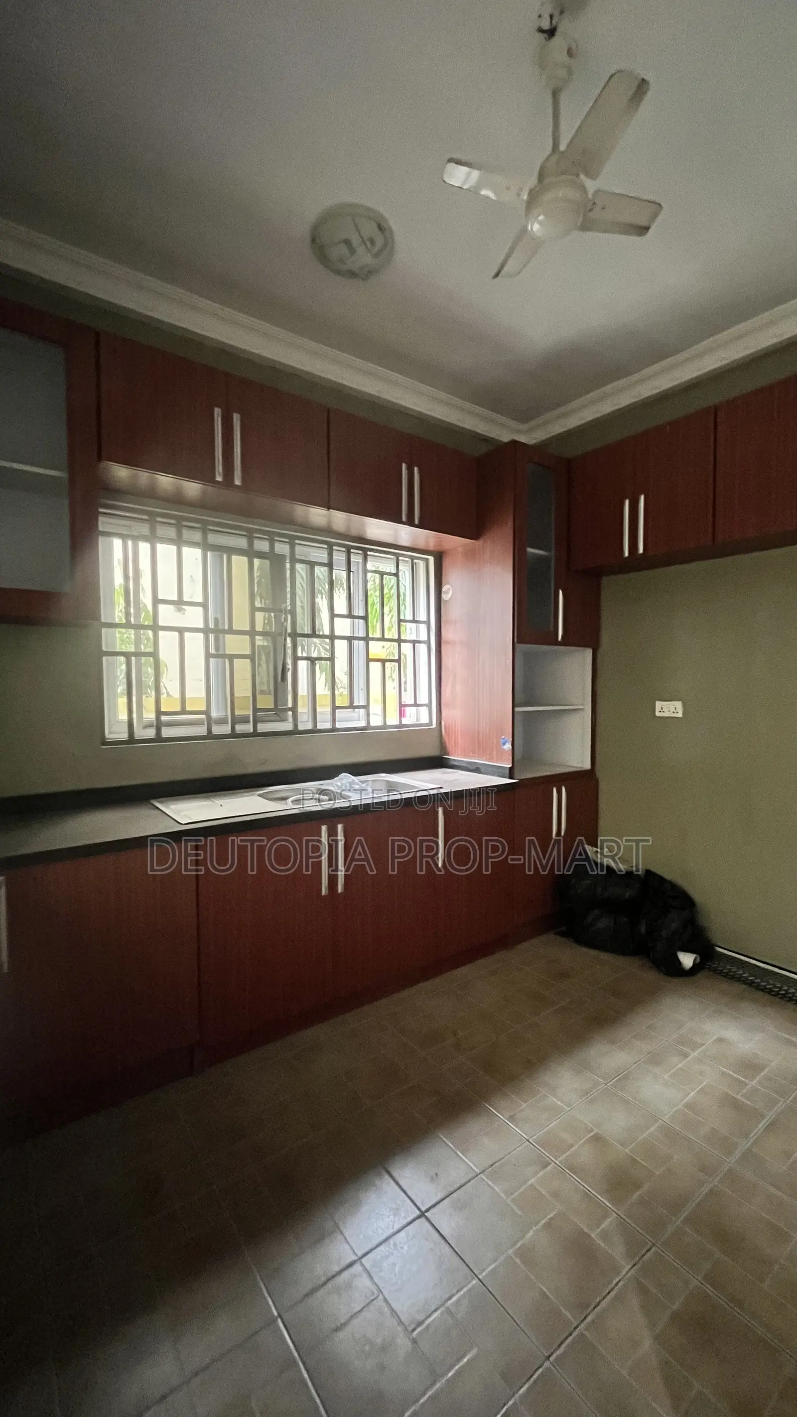 4bdrm Duplex in Paradise Court, Tema Metropolitan for rent