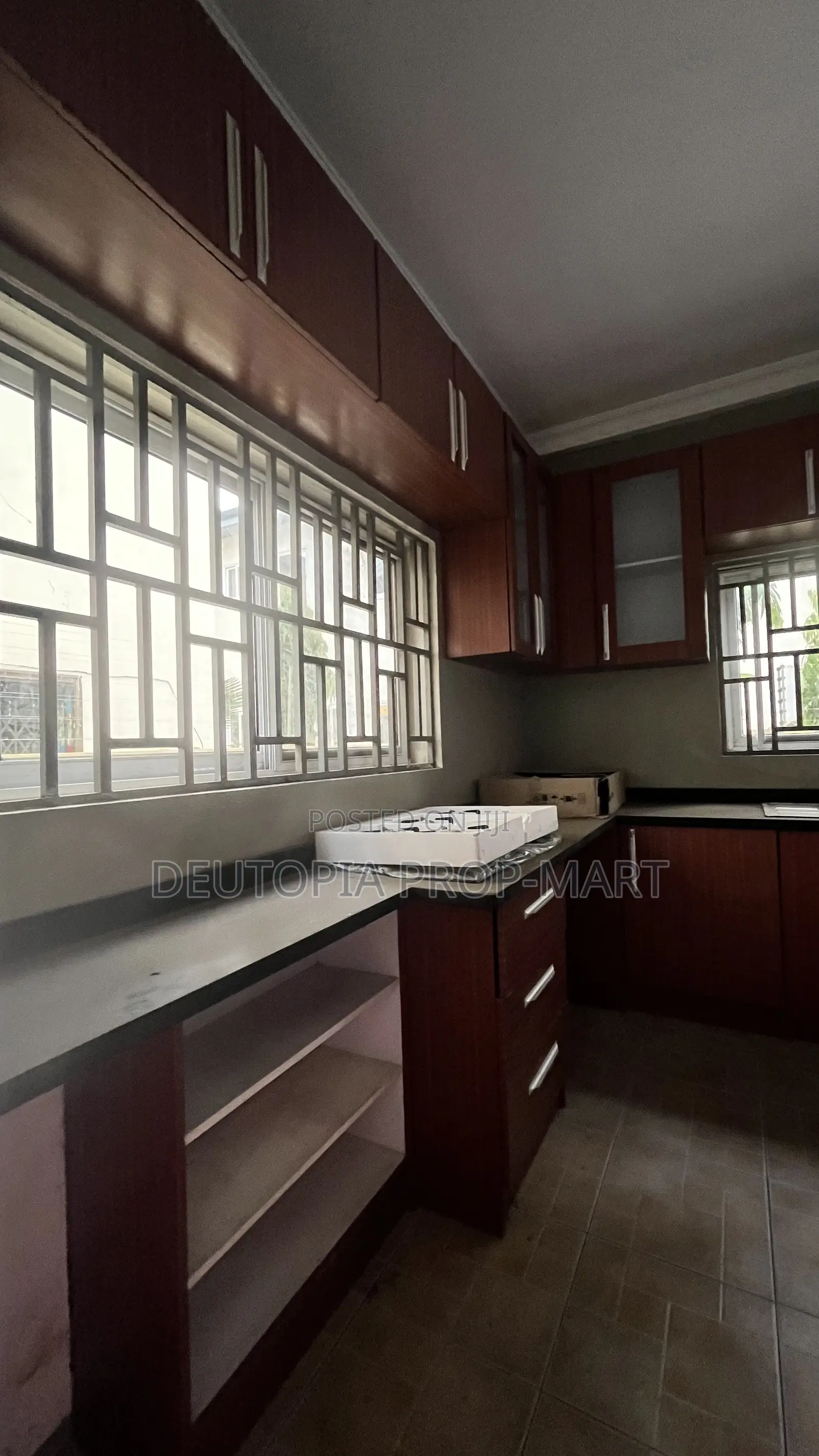 4bdrm Duplex in Paradise Court, Tema Metropolitan for rent
