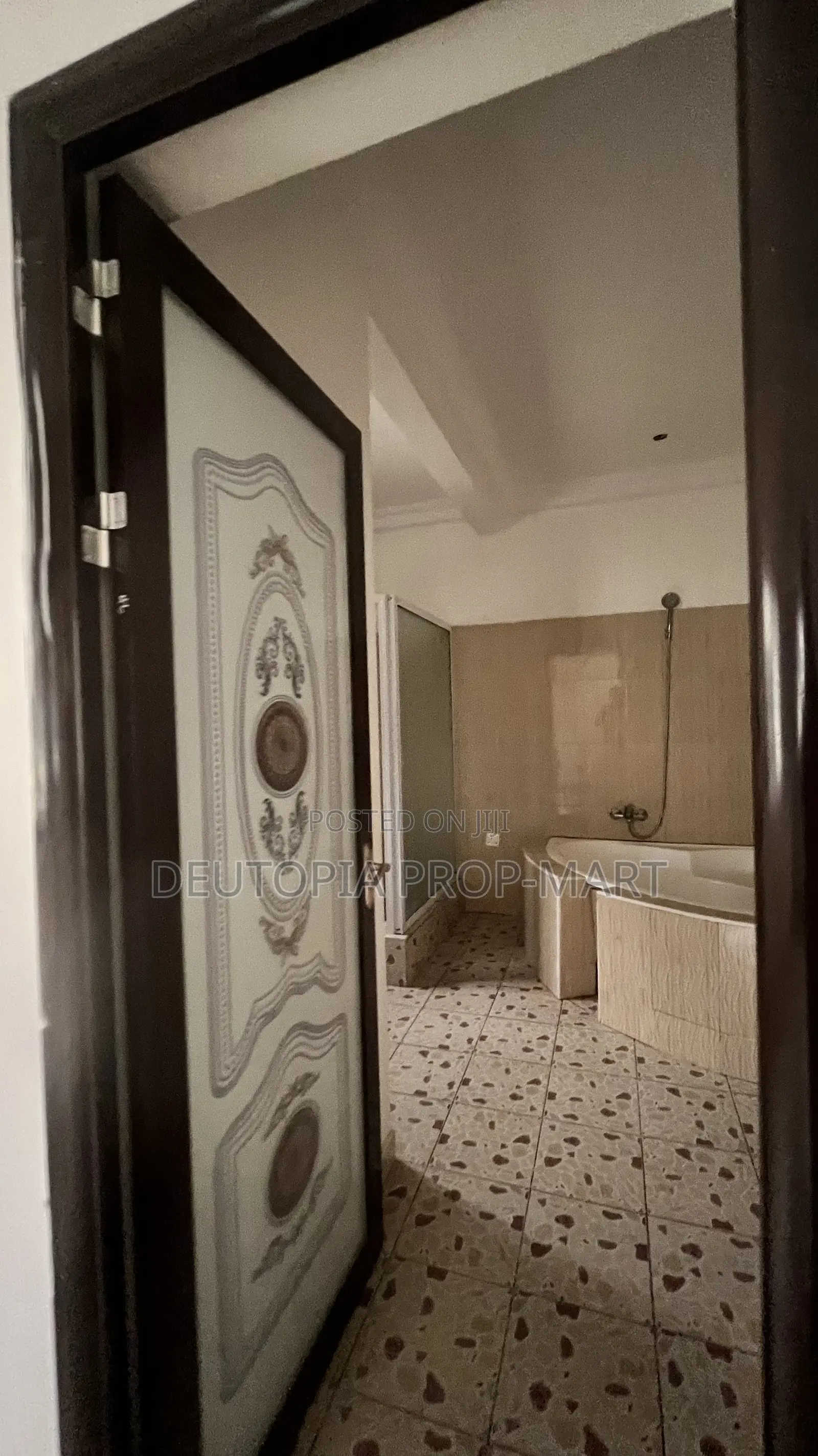 4bdrm Duplex in Paradise Court, Tema Metropolitan for rent