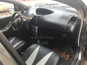 Toyota Vitz 1.3 FWD 5dr 2010 Gray
