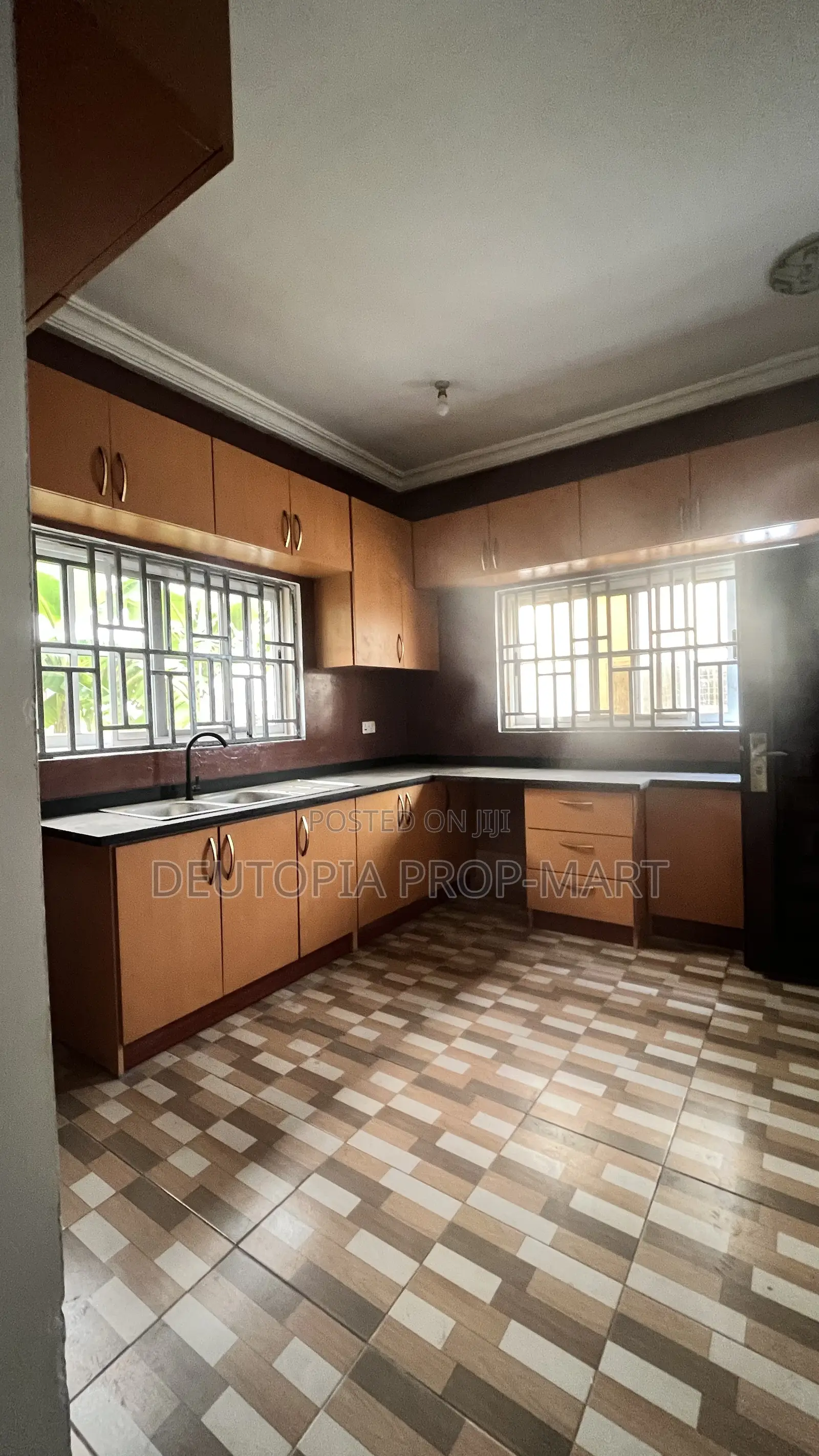 4bdrm Duplex in Paradise Court, Tema Metropolitan for rent