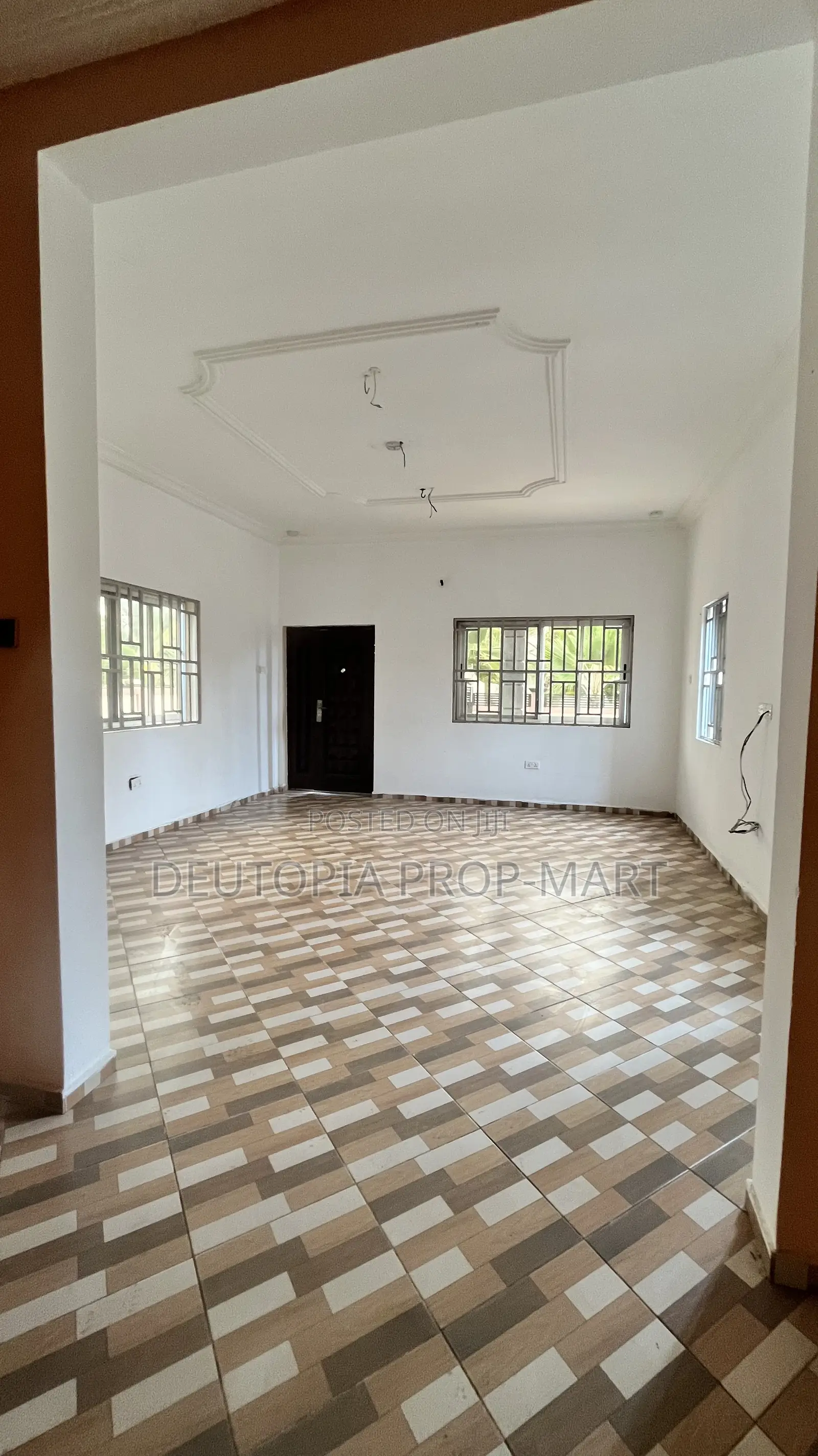 4bdrm Duplex in Paradise Court, Tema Metropolitan for rent