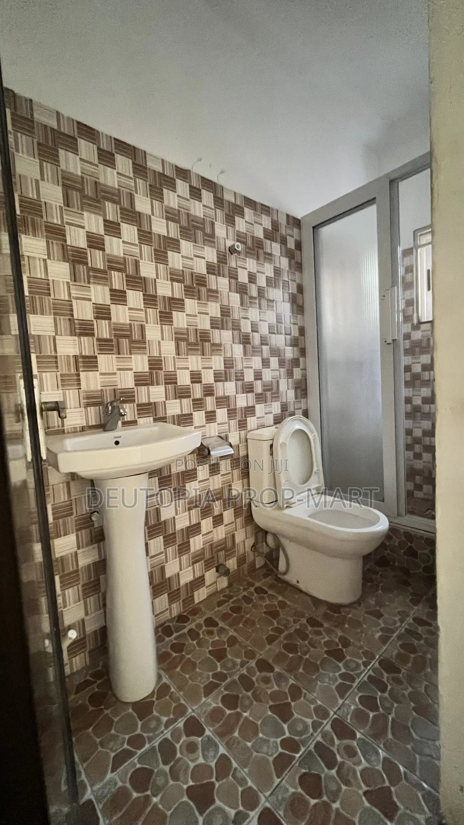 4bdrm Duplex in Paradise Court, Tema Metropolitan for rent