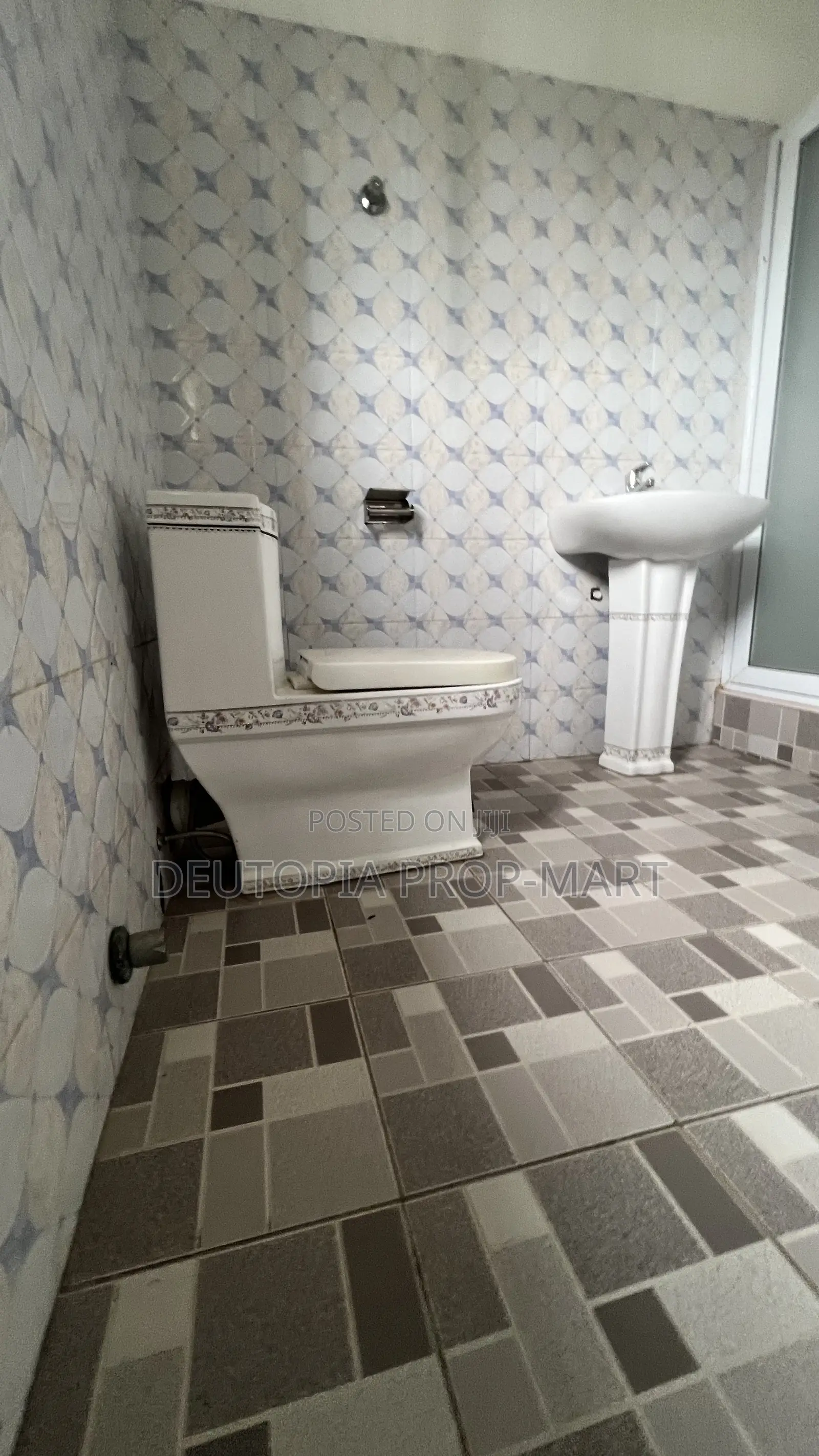 4bdrm Duplex in Paradise Court, Tema Metropolitan for rent