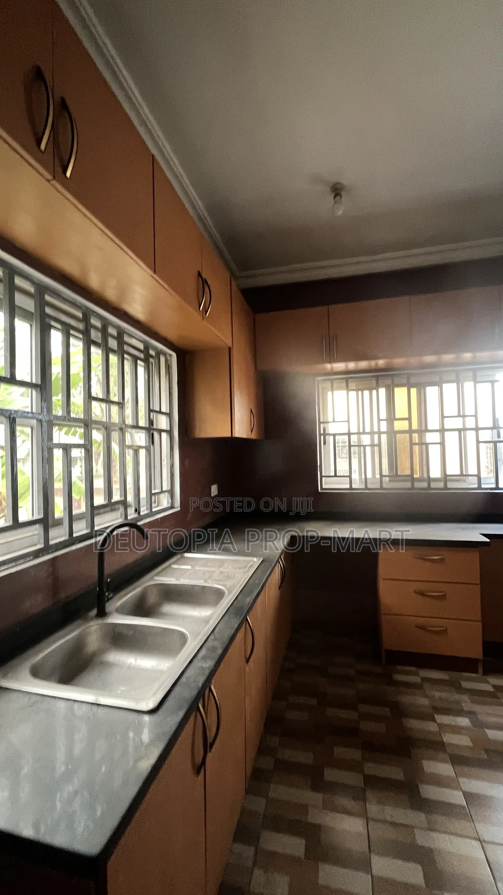 4bdrm Duplex in Paradise Court, Tema Metropolitan for rent
