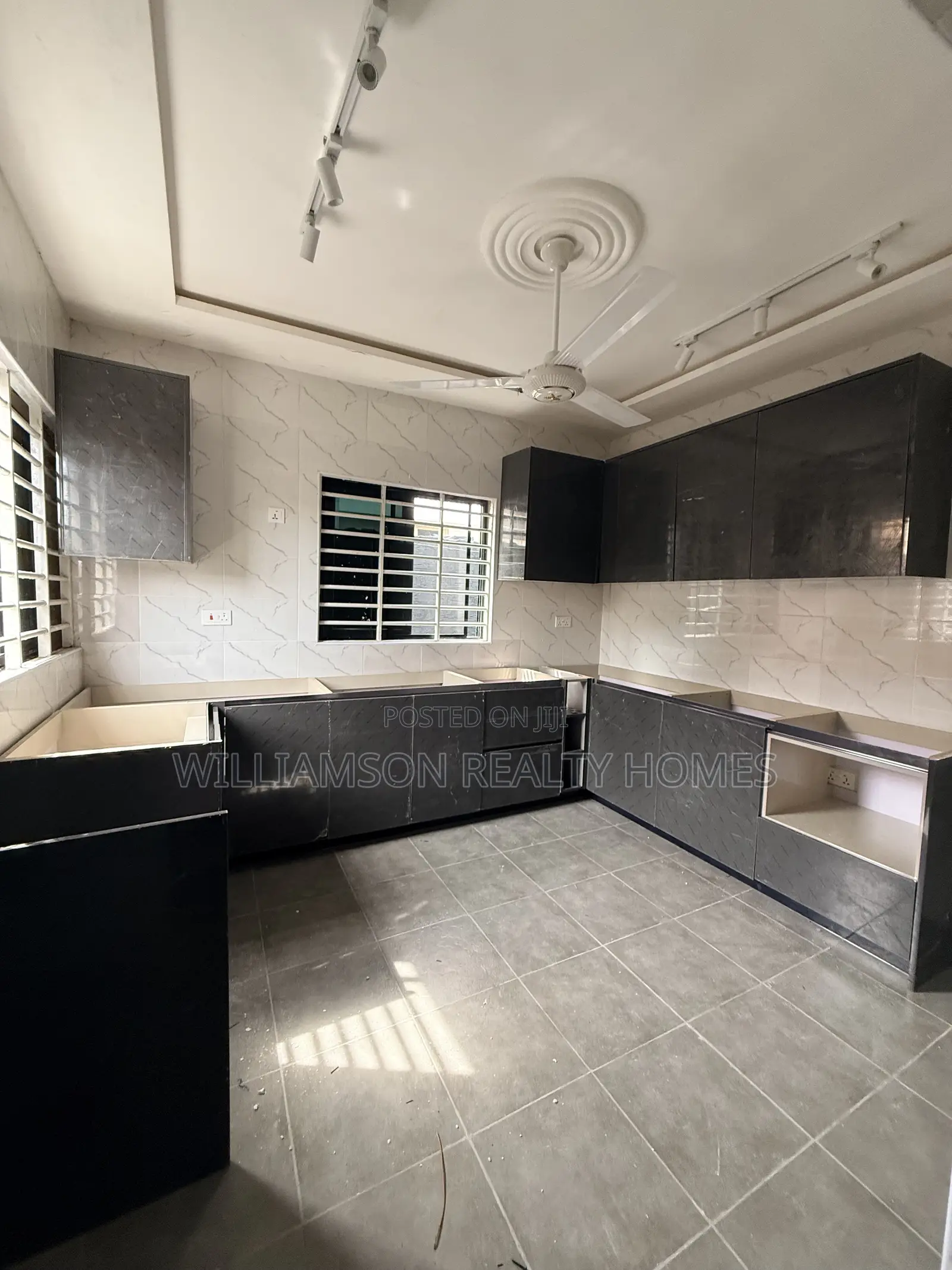 3bdrm House in Community 18 Area, Spintex for sale