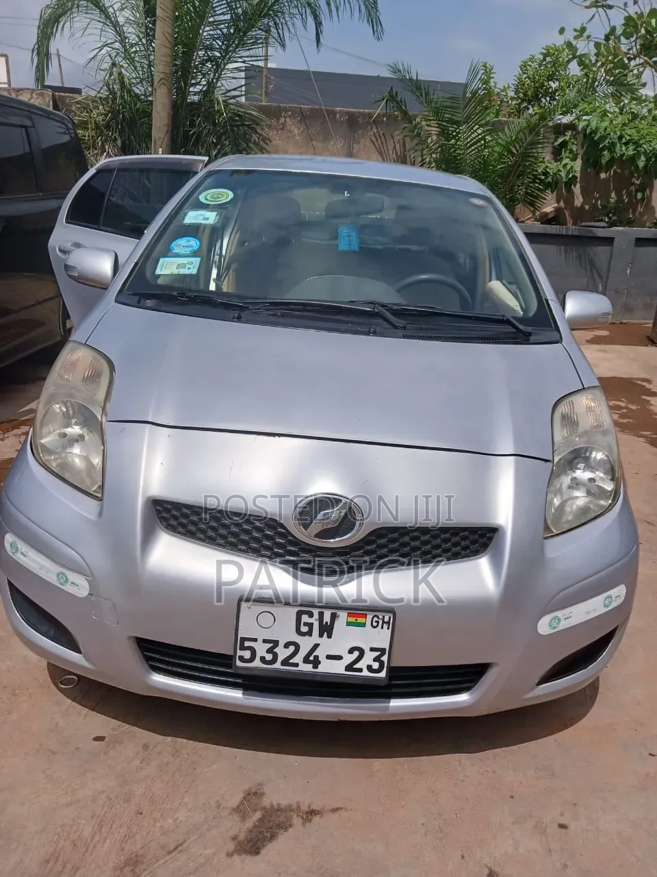 Toyota Vitz 2010 Silver