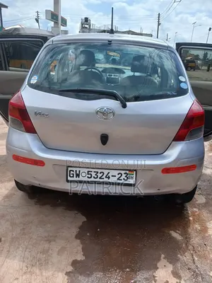 Toyota Vitz 2010 Silver