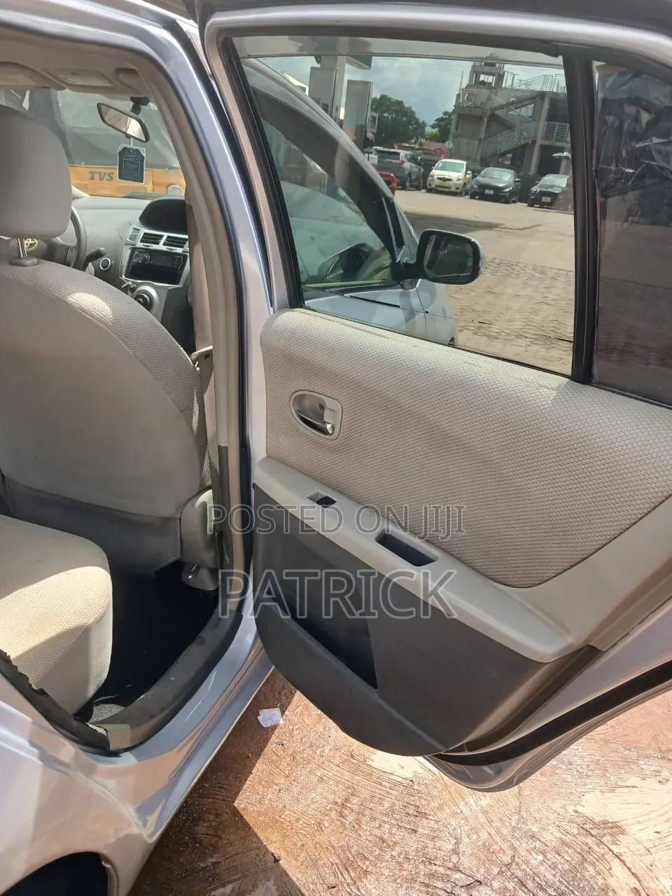 Toyota Vitz 2010 Silver
