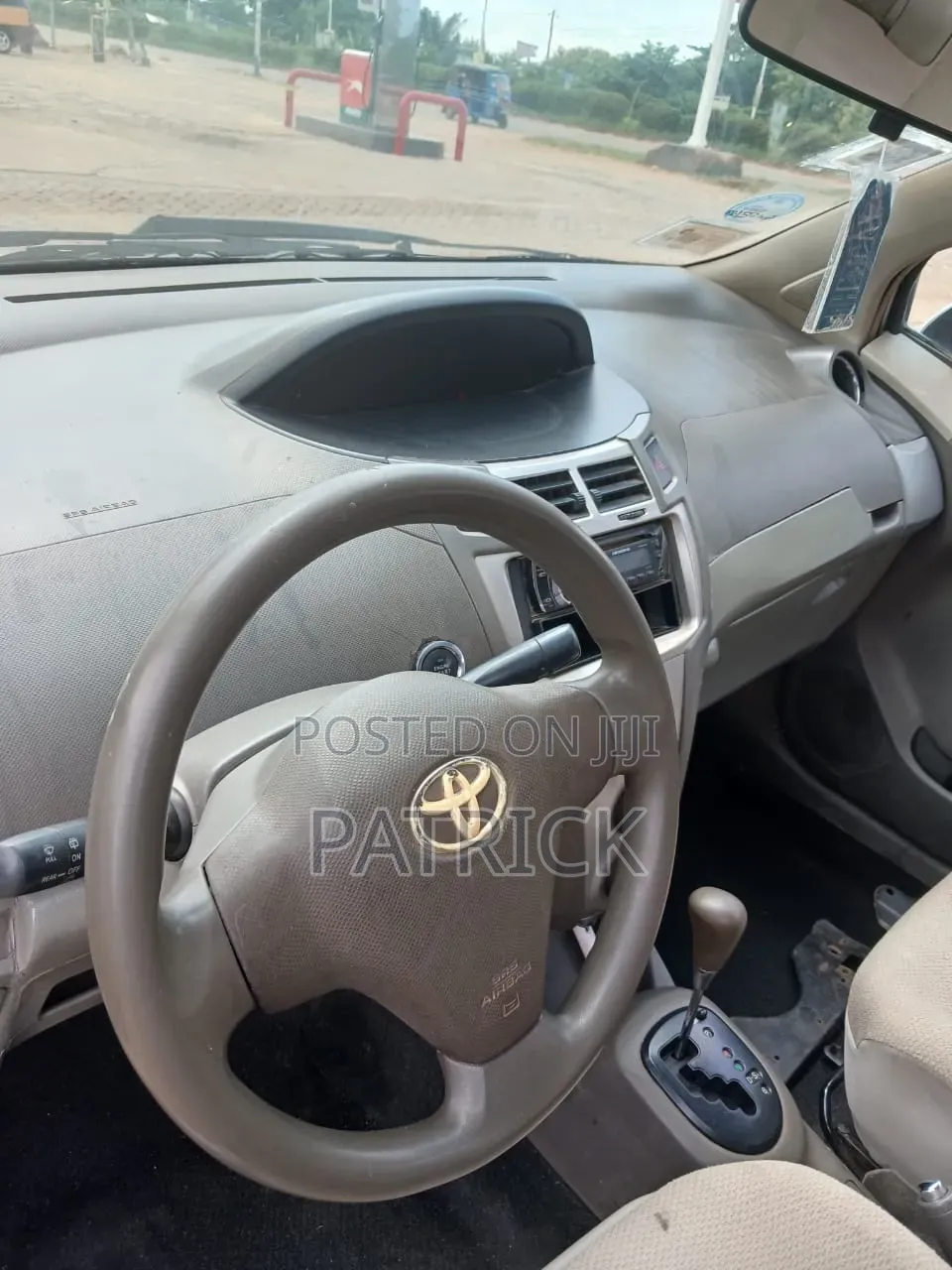 Toyota Vitz 2010 Silver