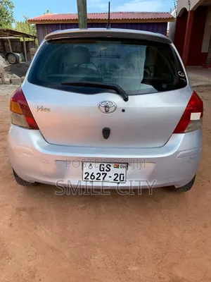 Toyota Vitz 2010 Silver