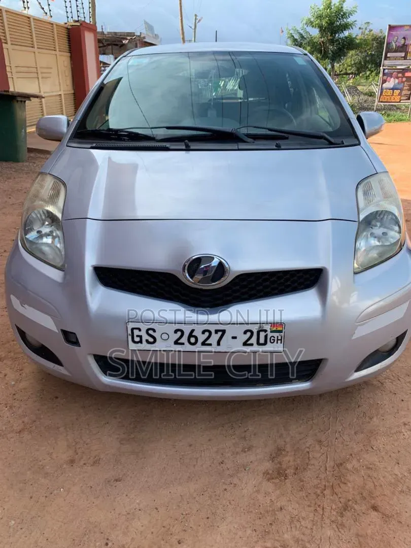 Toyota Vitz 2010 Silver