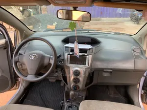 Toyota Vitz 2010 Silver
