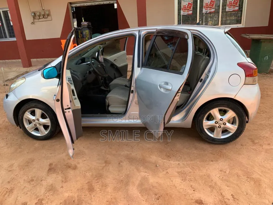 Toyota Vitz 2010 Silver
