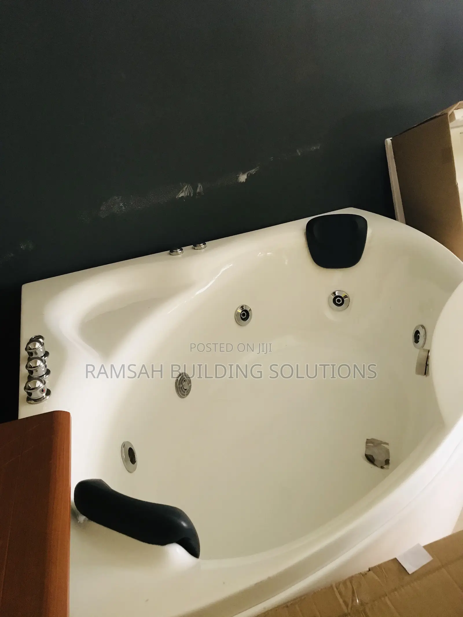 Luxury Jacuzzi Bathtub – Your Personal Home Spa Experience